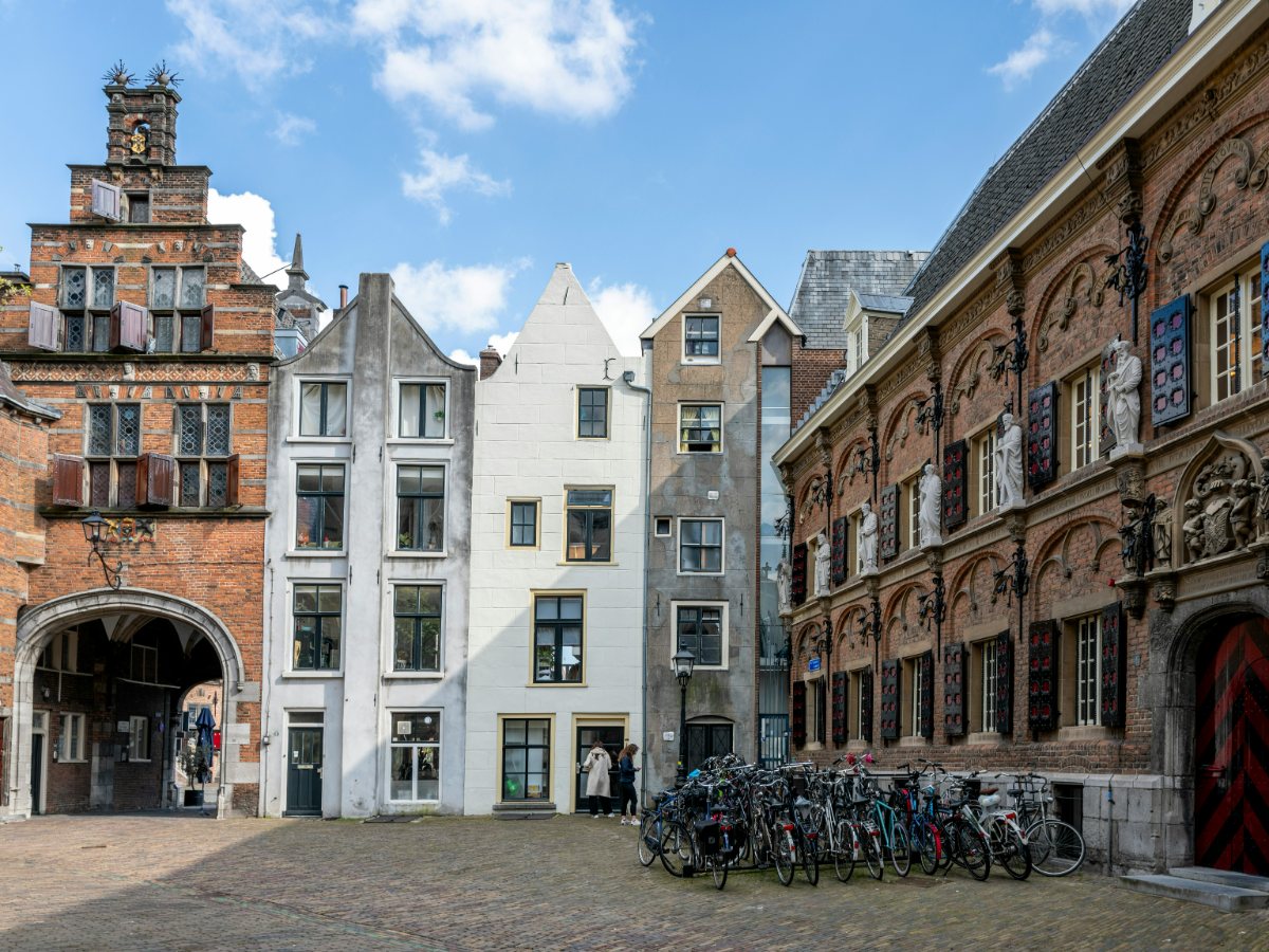 De Grote Kerk en het kasteel van Nijmegen weerspiegeld in het water